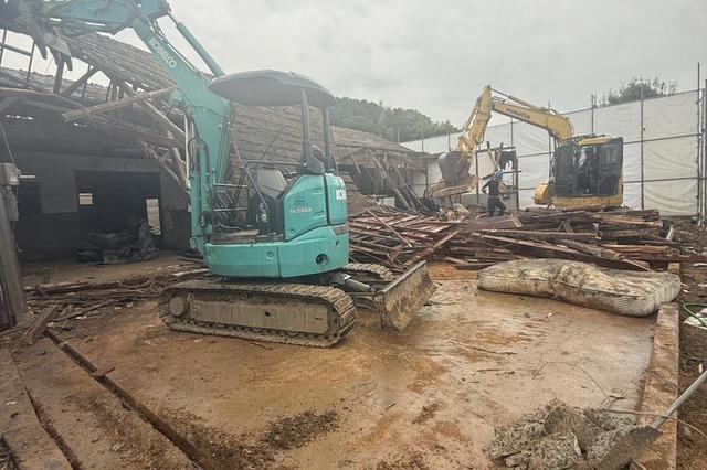 自社重機２台で解体中⛑