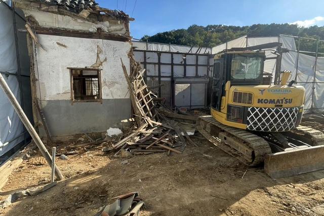 土壁が分厚い蔵解体中👷