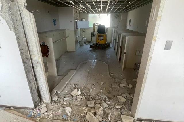 小型重機にて施工中