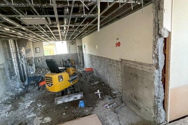 小型重機にて施工中