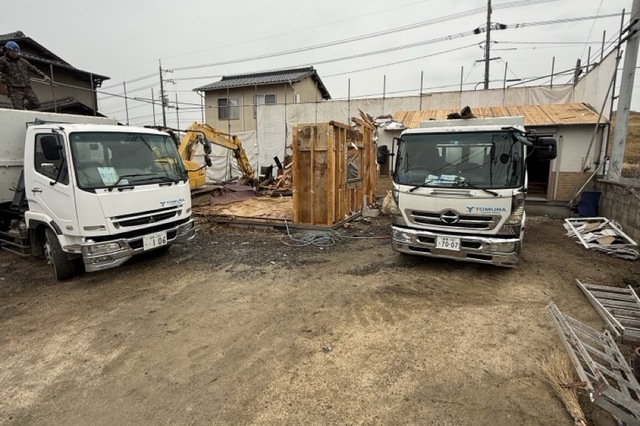 重機を使用し解体作業中
